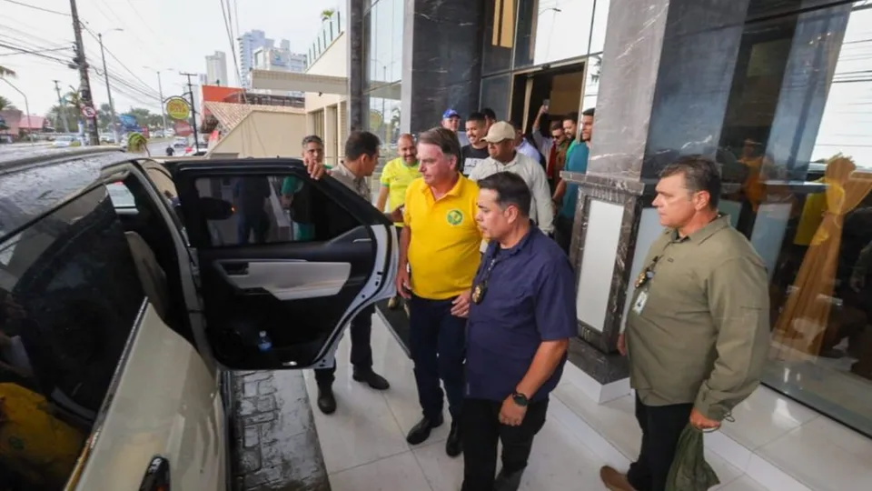 Ex-presidente sentiu fortes dores abdominais relacionadas a atentado de 2018 durante viagem ao Nordeste