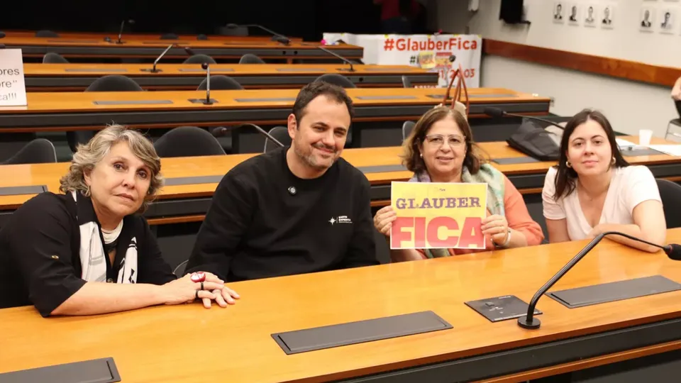 Deputado federal continua em protesto contra a cassação de seu mandato, recebendo visitas de ministros e apoiadores.