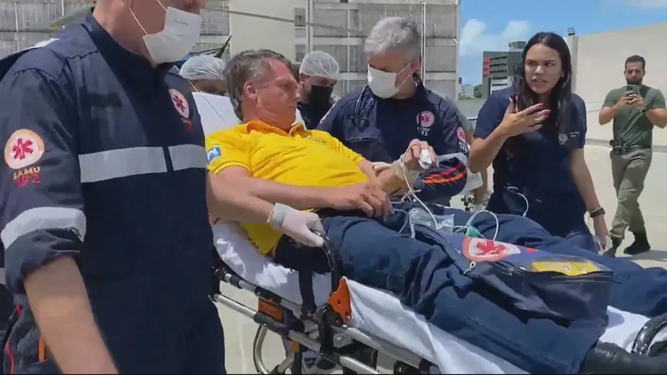 Ex-presidente passou por procedimento para tratar obstrução intestinal e está sem dor, segundo hospital em Brasília.