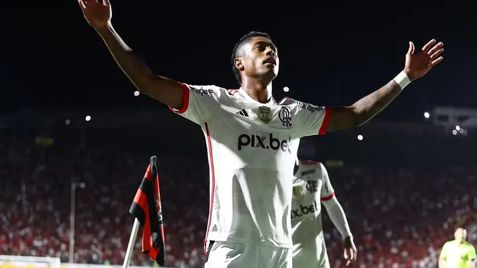 Atacante do Flamengo é investigado por receber cartões amarelos suspeitos em partida