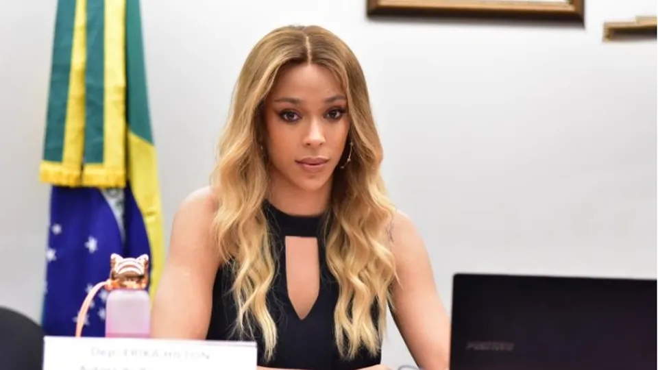 A deputada federal brasileira Erika Hilton teve visto emitido com gênero masculino, cancelando participação em evento em Harvard.