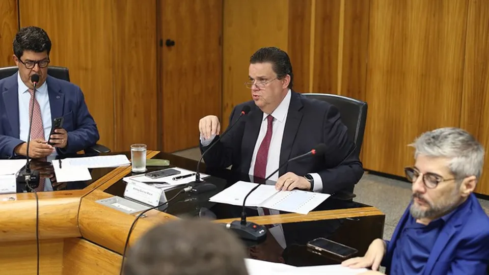 Wolney Queiroz discute estratégias para reembolso de aposentados após escândalo de descontos indevidos.