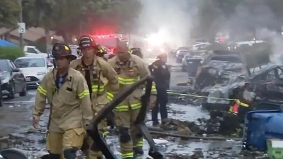 Avião cai em San Diego, EUA, e provoca incêndio em casas e veículos