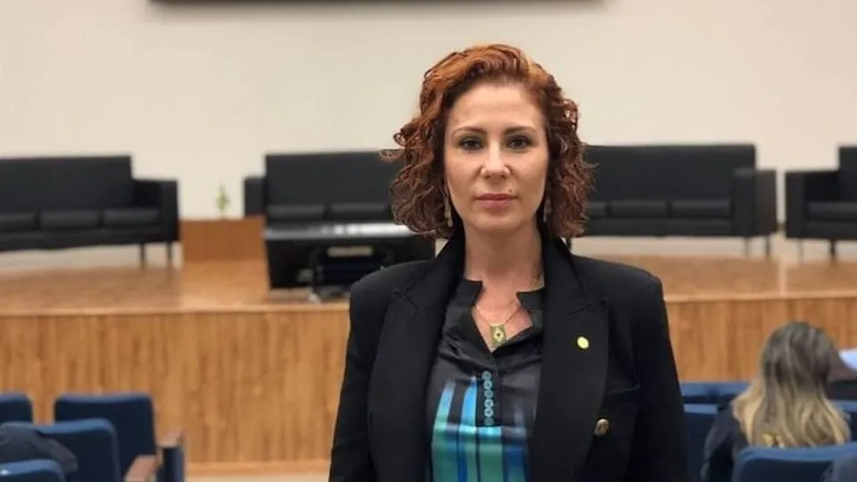 A deputada federal Carla Zambelli (PL-SP) anunciou que deixou o Brasil e se mudará para a Europa após condenação pelo STF.