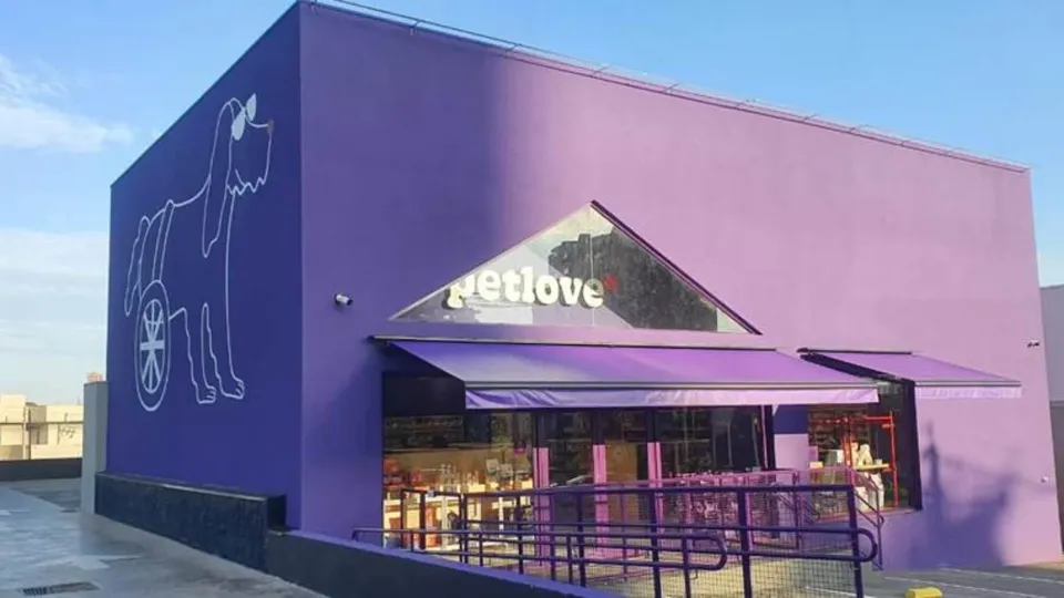 Petlove adquire startup baiana SimplesVet para expandir no setor B2B, mas aquisição levanta questões sobre mudanças na plataforma e uso de dados