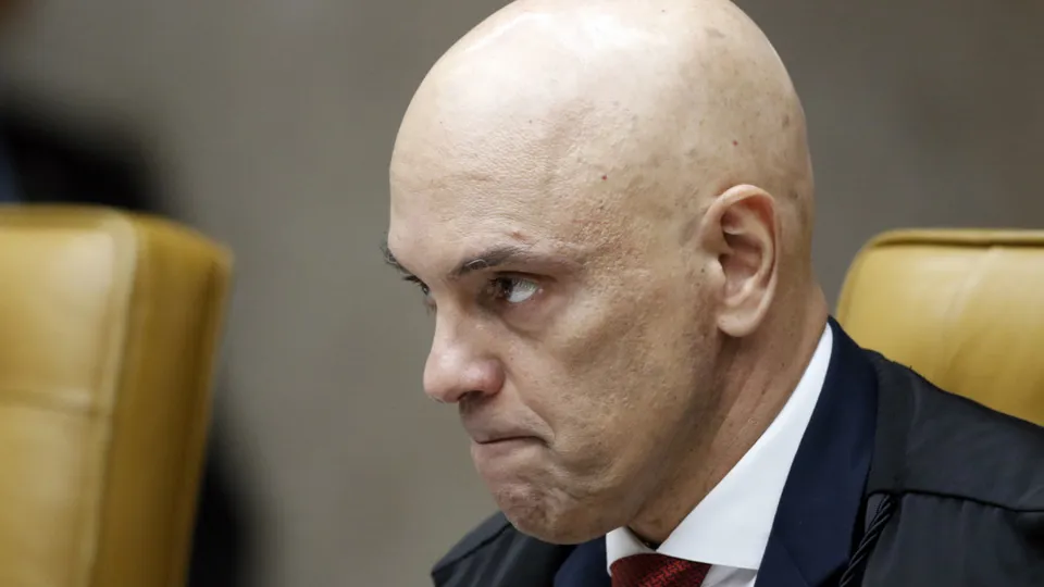 O ministro do STF, Alexandre de Moraes, decidiu vetar os depoimentos de Eduardo e Carlos Bolsonaro na investigação sobre suposta trama golpista.