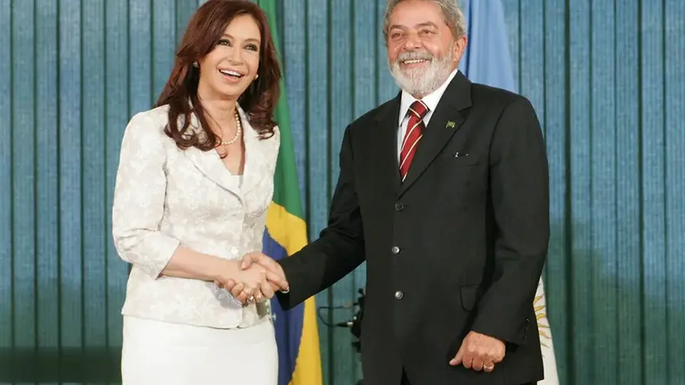 O presidente Luiz Inácio Lula da Silva se encontrará com a ex-presidente Cristina Kirchner, que cumpre prisão domiciliar, em Buenos Aires.