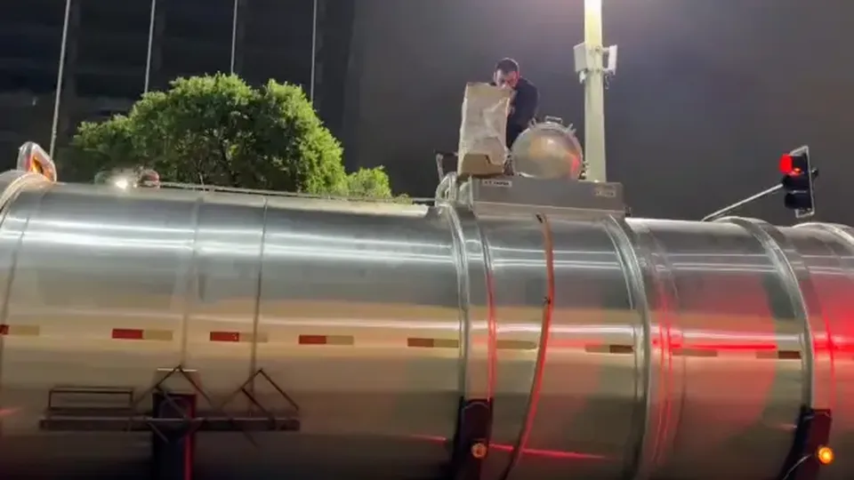 Polícia apreende uma tonelada de maconha em caminhão-tanque no interior do RJ