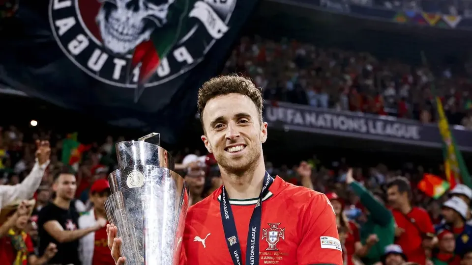 O atleta do Liverpool e seu irmão André faleceram após veículo pegar fogo na rodovia A-52, em Sanabria.