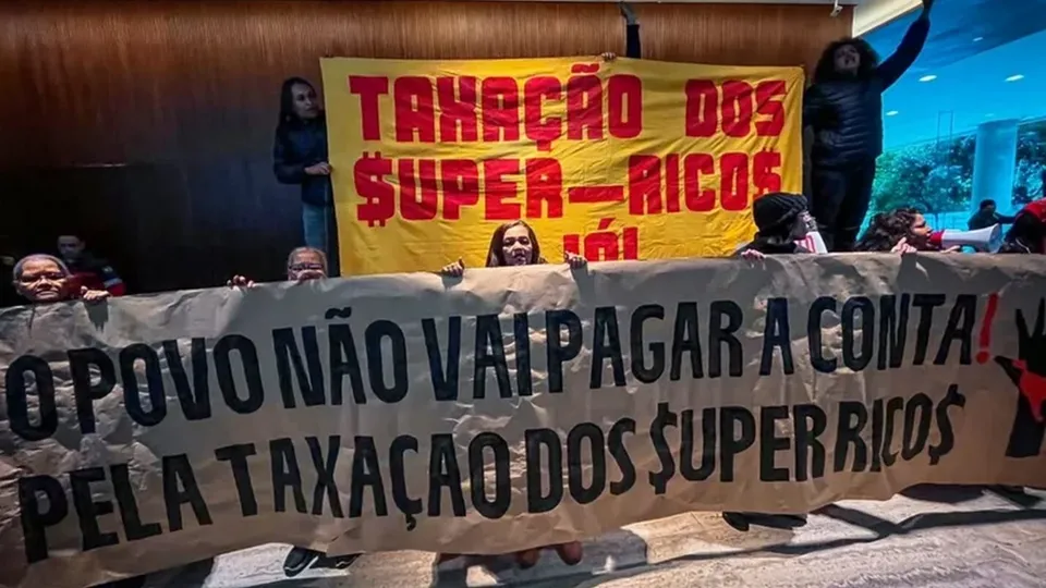 Ativistas ocupam sede do Itaú em São Paulo e exigem taxa sobre super-ricos