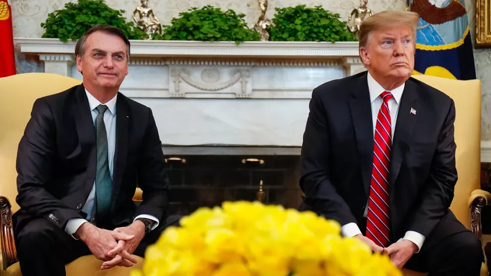 Donald Trump defende Jair Bolsonaro e critica 'caça às bruxas' no Brasil