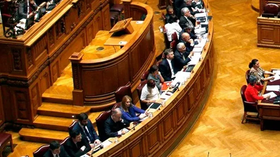 Portugal aprova pacote de imigração que impõe restrições a brasileiros
