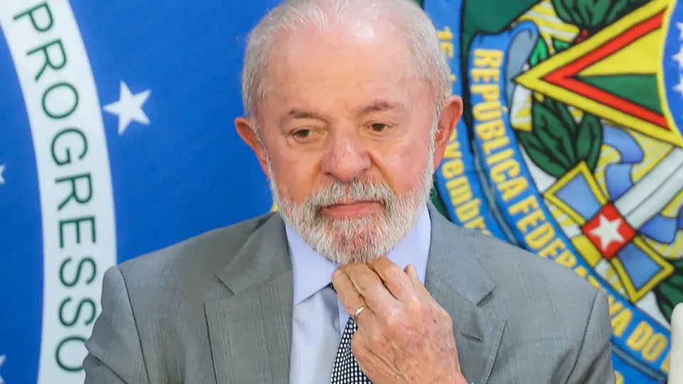 Presidente decidiu vetar projeto que ampliava o número de deputados de 513 para 531, em meio a pressões políticas.