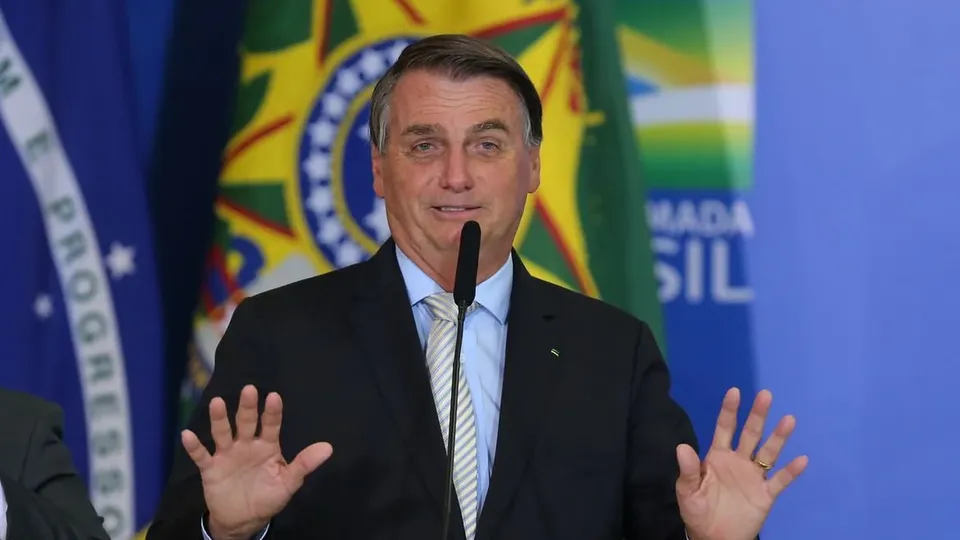 Bolsonaro é alvo de mandados da PF e usará tornozeleira eletrônica em Brasília