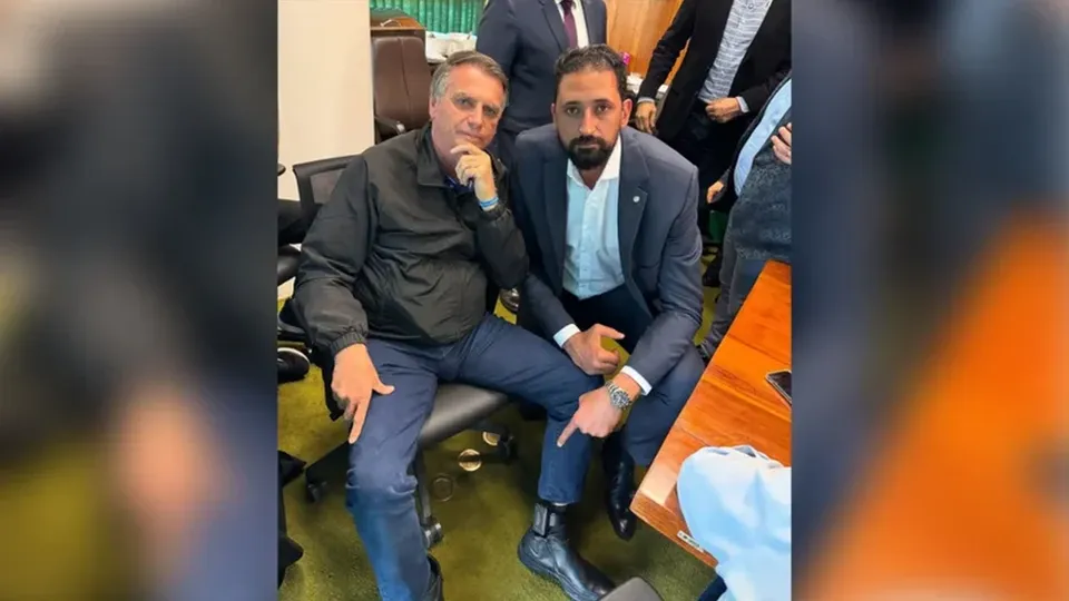 Moraes exige explicações de Bolsonaro em 24 horas sobre uso de redes sociais