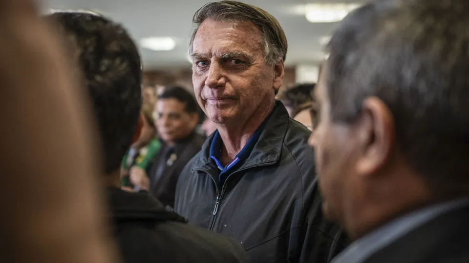 Defesa de Jair Bolsonaro nega descumprimento de ordens de Moraes e pede esclarecimentos