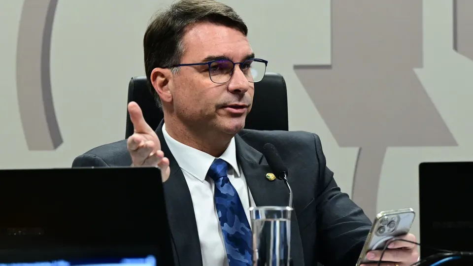 Flávio Bolsonaro apresenta novo pedido de impeachment contra Alexandre de Moraes