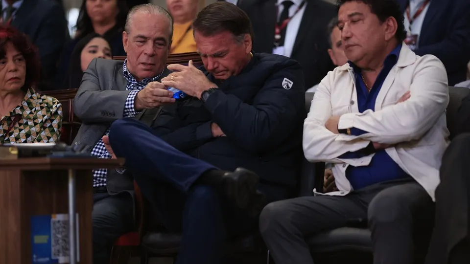 Bolsonaro chora em culto após decisão de Moraes que impede sua prisão preventiva
