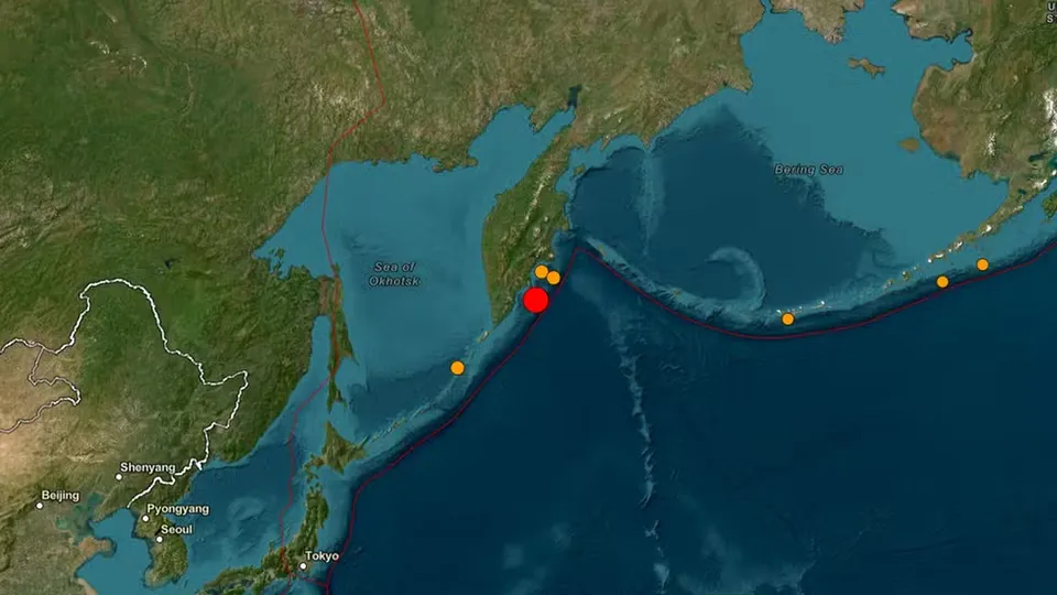 Vulcão Klyuchevskoy entra em erupção na Rússia após terremoto de 8,8 graus