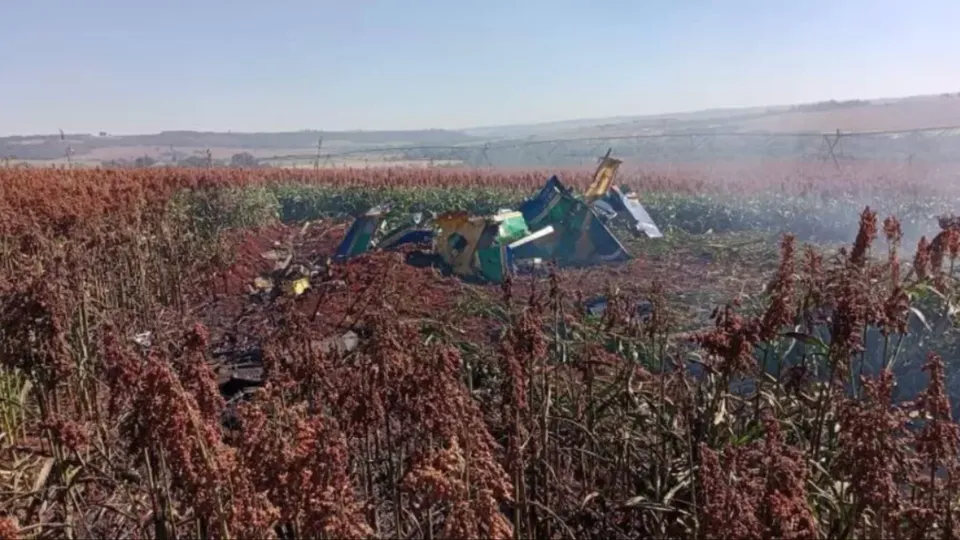 Avião da Esquadrilha da Fumaça cai em Santa Rita do Passa Quatro, SP