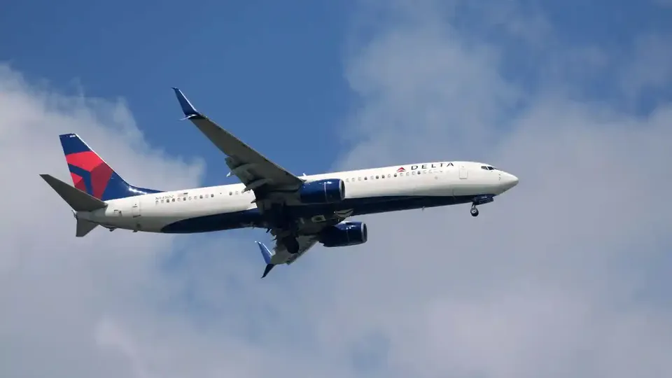 Avião da Delta faz pouso de emergência após turbulência, 25 passageiros hospitalizados
