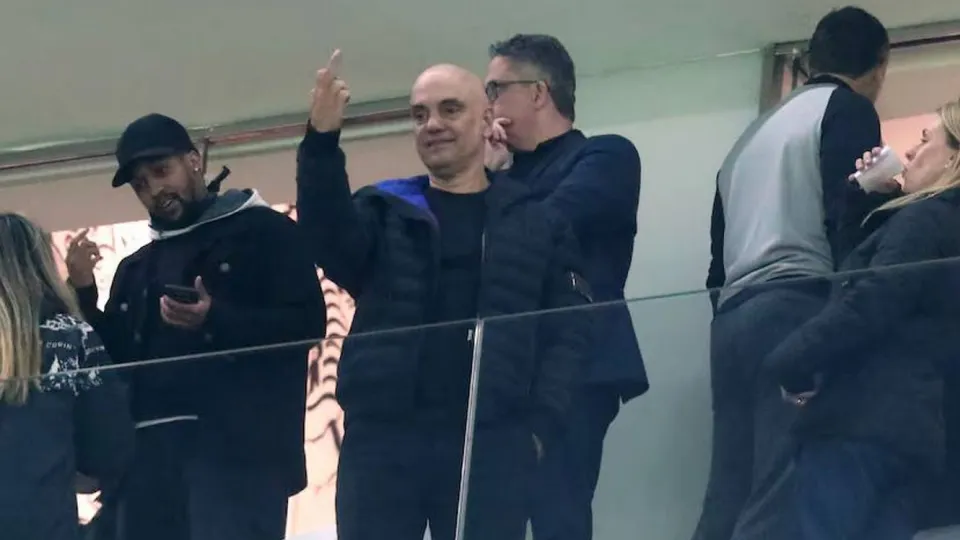 Ministro Alexandre de Moraes faz gesto obsceno em jogo do Corinthians após sanções dos EUA