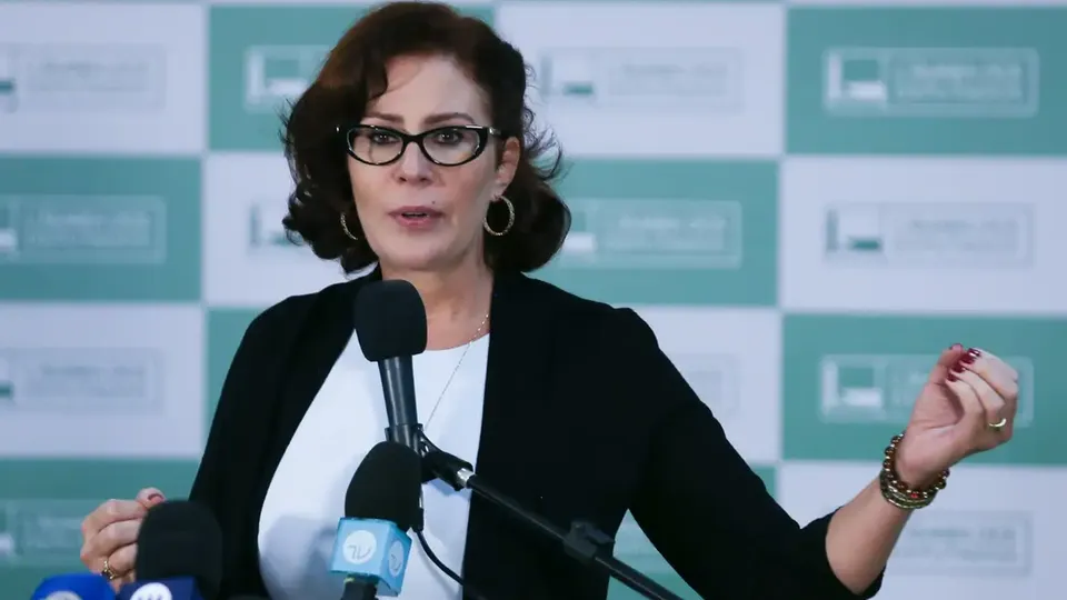 Moraes determina que AGU tome providências sobre extradição de Carla Zambelli