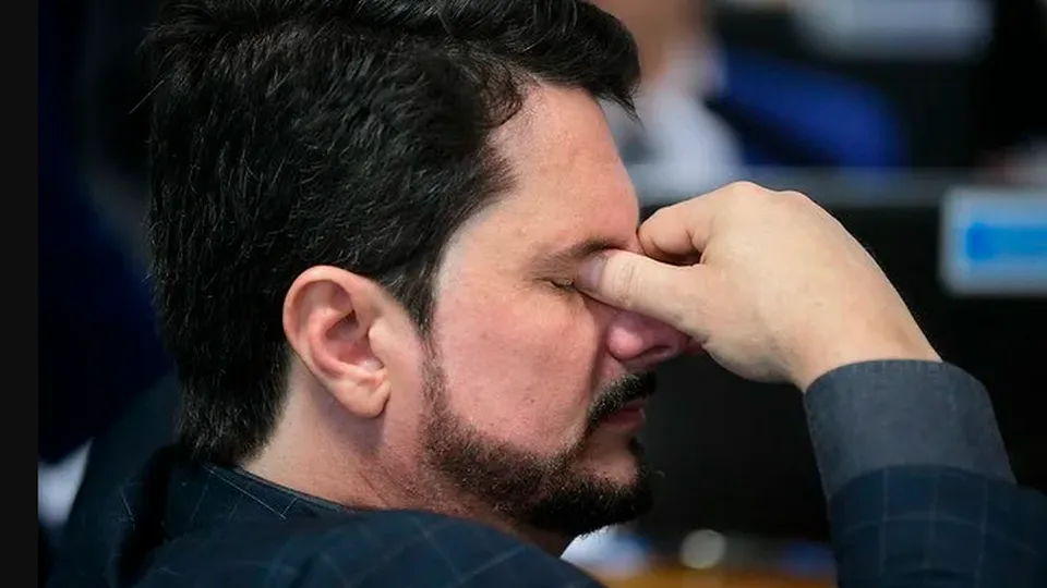 O senador Marcos do Val, alvo de operação da PF, terá que usar tornozeleira e terá salário bloqueado por ordem de Moraes.