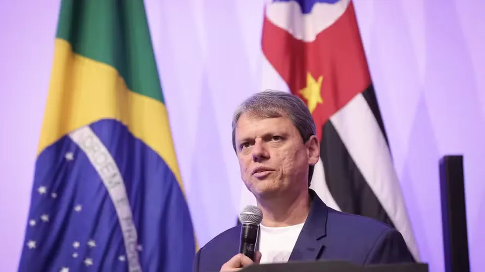 Tarcísio de Freitas visita Jair Bolsonaro em prisã domiciliar em Brasília