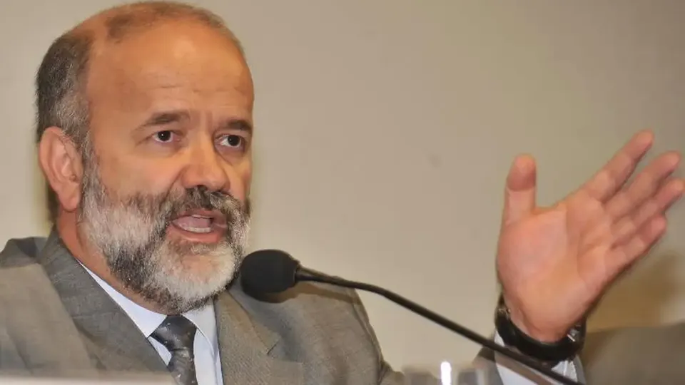 Ministro do STF acolhe pedido da defesa e anula decisões da Lava Jato contra Vaccari, reconhecendo irregularidades no processo.