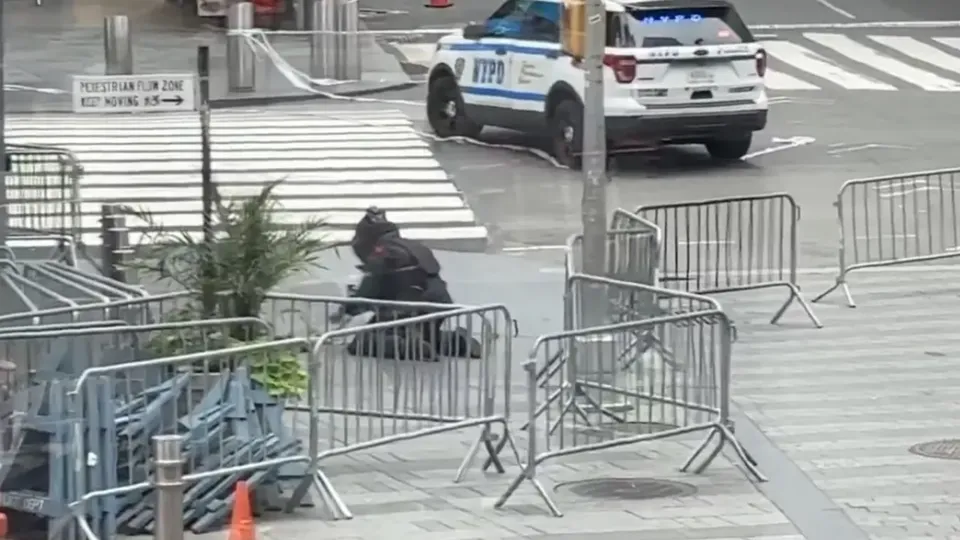 A polícia de Nova York mobilizou esquadrão antibombas após encontrar objeto suspeito na famosa praça.
