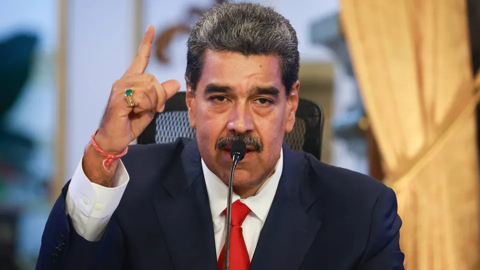 Após os EUA aumentarem a recompensa por sua prisão, presidente da Venezuela ativa milícias para defender o país.