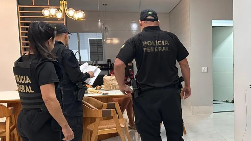 Na manhã desta terça-feira (19), a PF cumpre 27 mandados de busca e apreensão e 23 de prisão, além de bloquear R$ 8 milhões dos investigados.