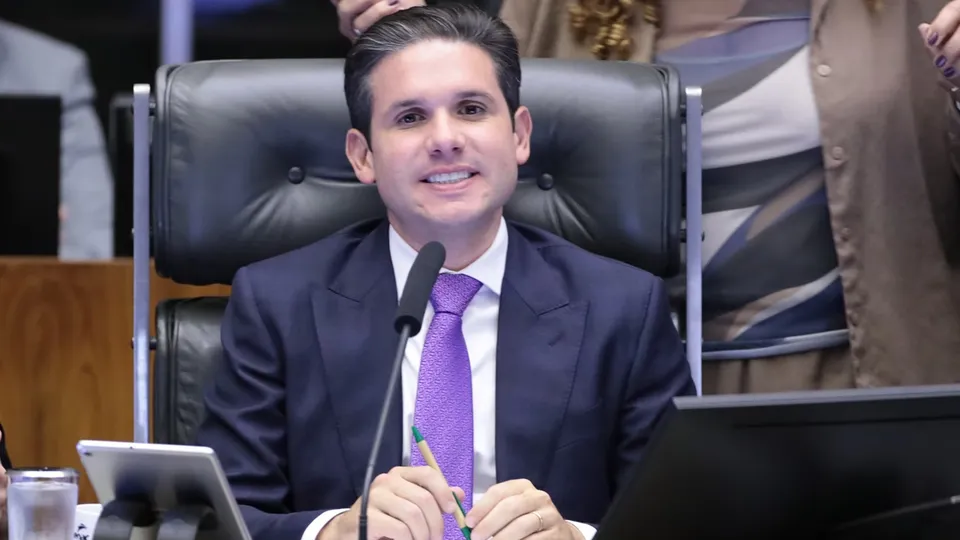 Após motim de parlamentares, proposta prevê suspensão de até seis meses para quem impedir funcionamento da Casa.