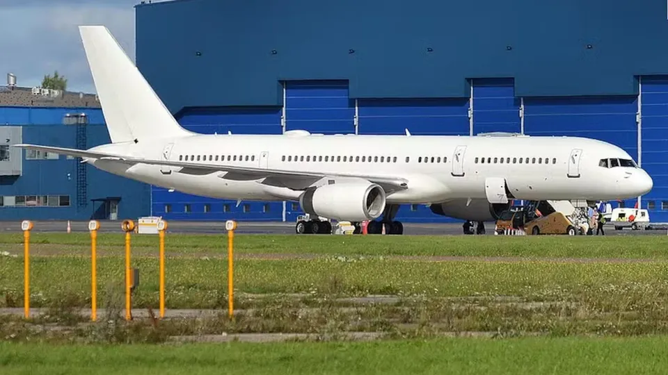 A aeronave, sem identificação externa, chegou ao Aeroporto de Guarulhos com autorização do Ministério da Defesa brasileiro.
