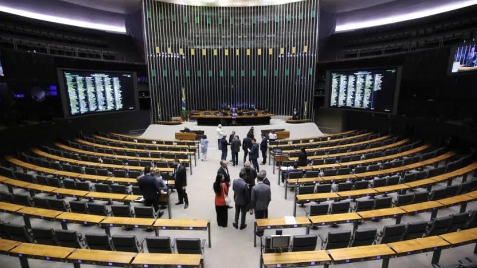 Aprovada em votação simbólica, proposta pode beneficiar milhões de brasileiros com isenção do IR.