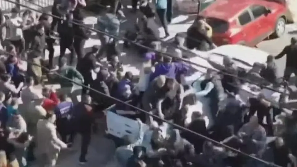 Presidente argentino Javier Milei foi alvo de violência durante evento em Lomas de Zamora, mas não houve feridos.