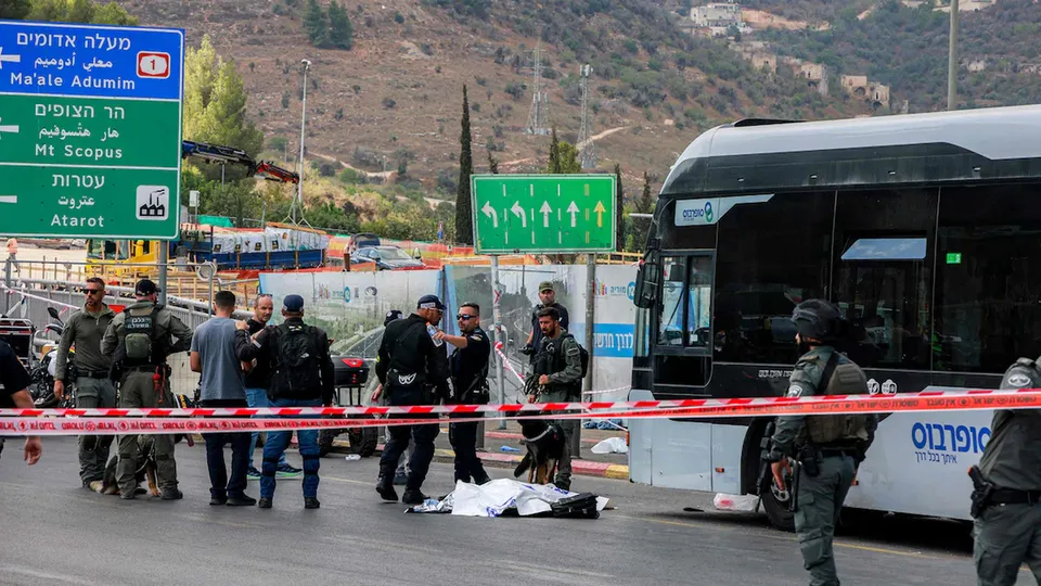 Um tiroteio em um ponto de ônibus em Jerusalém deixou seis mortos e 15 feridos nesta segunda-feira.
