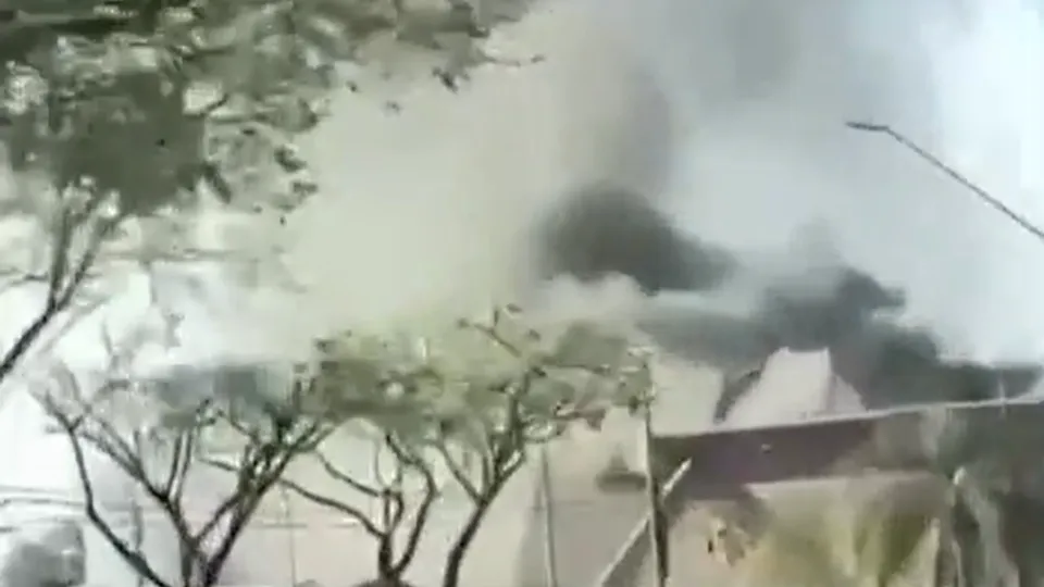 Um incêndio de grandes proporções ocorreu na tarde deste domingo (14) em Araras, SP. O fogo foi contido e não há informações sobre vítimas.