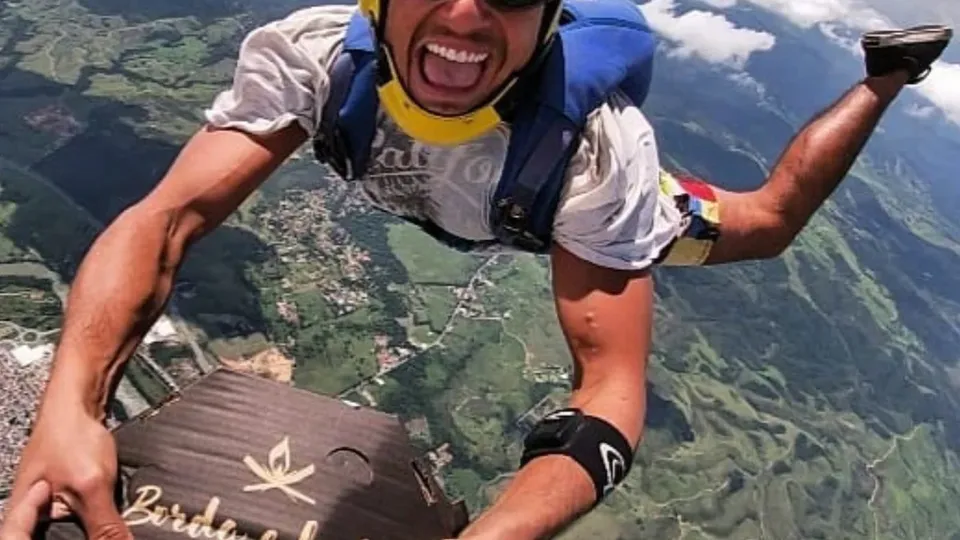 O empresário Gabriel Farrel, conhecido por sua paixão pela culinária, morreu após salto de paraquedas na Zona Sudoeste do Rio