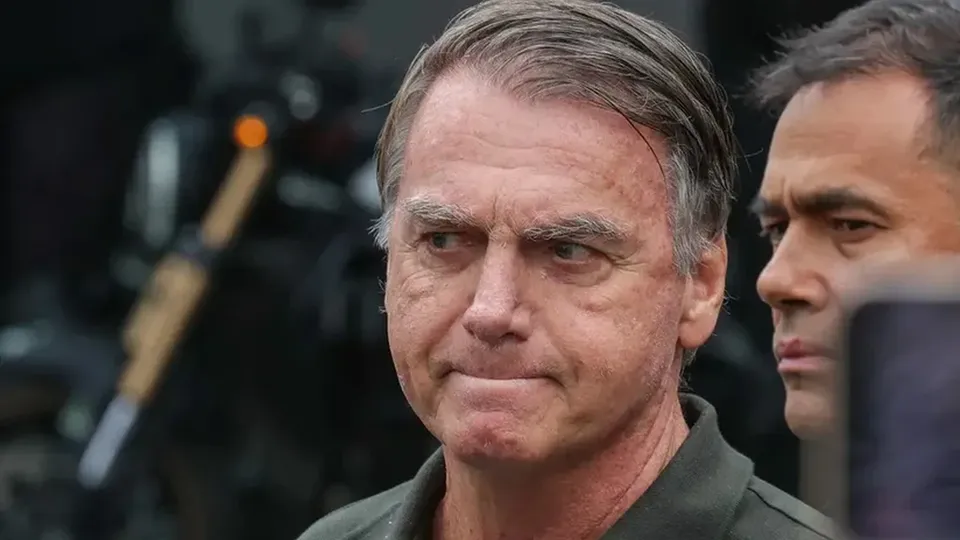 Ministro do STF rejeita pedido da defesa do ex-presidente e mantém medidas cautelares em investigação sobre atos golpistas.