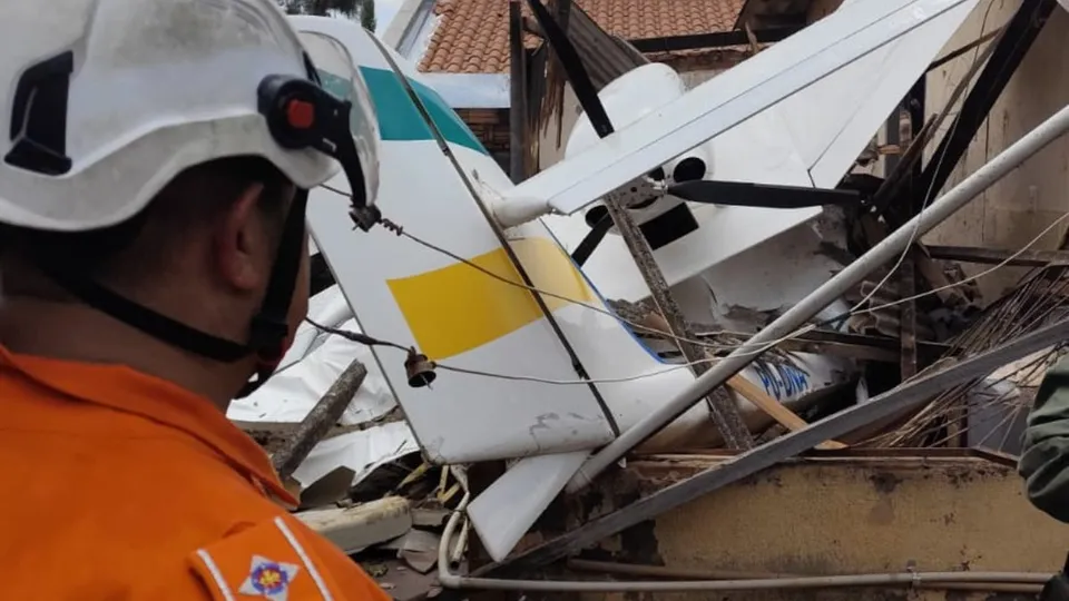 Um acidente aéreo ocorreu no Setor Santos Dumont, em Goiânia, envolvendo um avião monomotor e seu único ocupante.