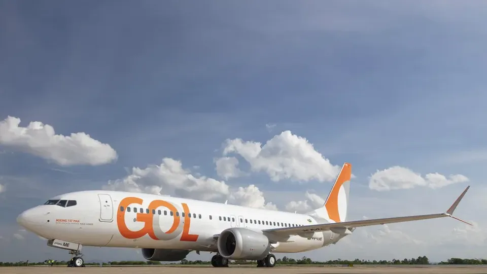 A decisão da companhia aérea visa simplificar sua estrutura e abrir caminho para IPO no exterior, após recuperação judicial.