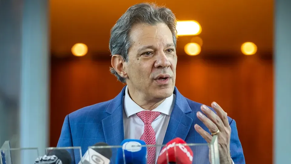 Ministro da Fazenda aguarda retorno de Lula para discutir medidas fiscais após queda da MP do IOF
