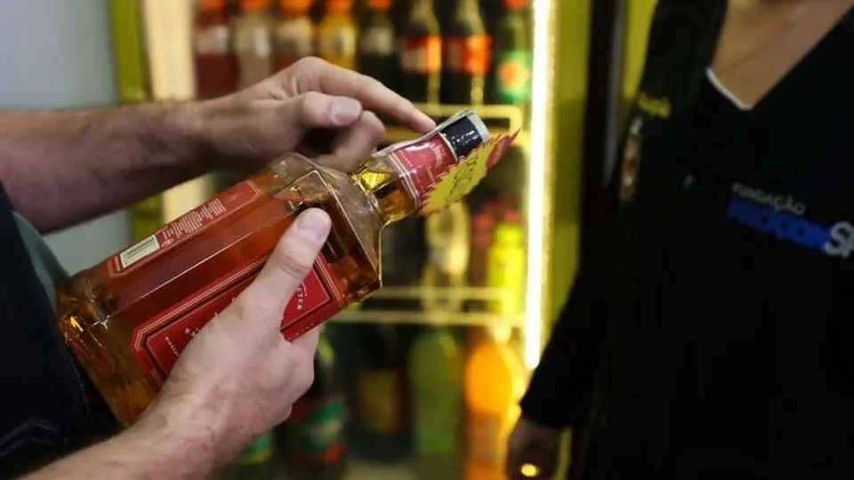 Ação visa desmantelar esquema de produção e venda de bebidas alcoólicas falsificadas em oito cidades.