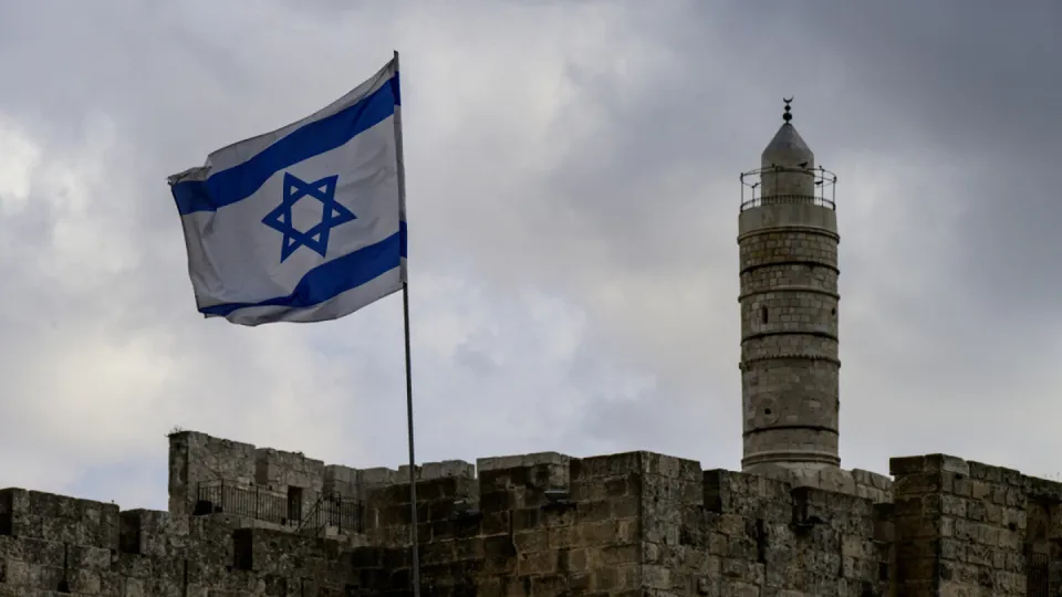 Após exames forenses, Israel diz que um dos corpos entregues pelo Hamas não corresponde a nenhum dos reféns em cativeiro.