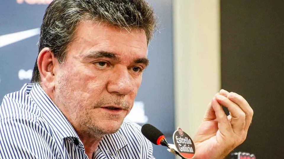 Ex-presidente do clube paulista pede licença por tempo indeterminado para se defender de acusações de crimes financeiros.