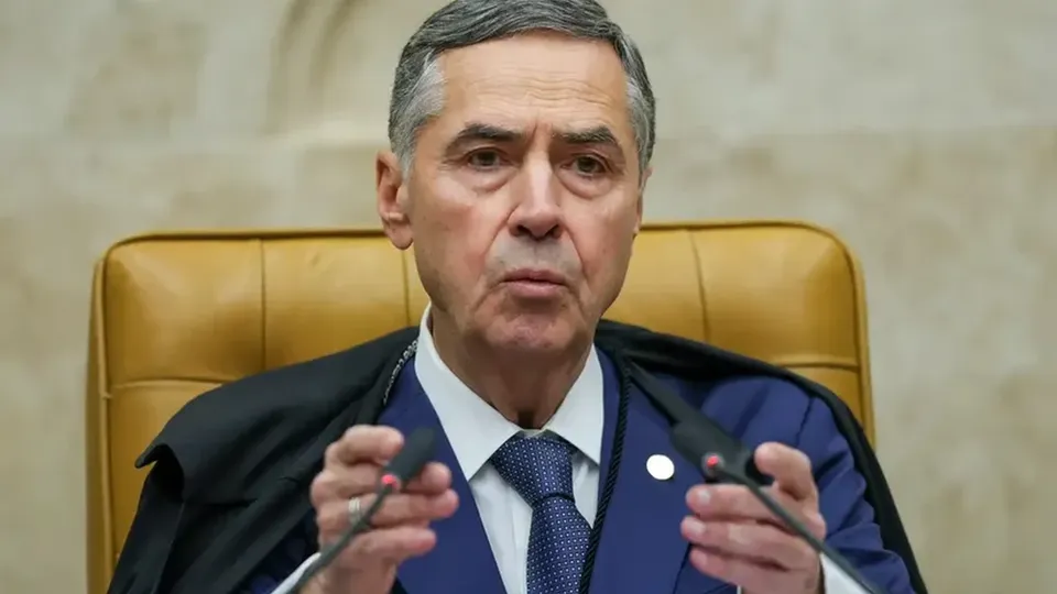 Luíz Roberto Barroso, prestes a se aposentar, foi levado ao hospital com suspeita de virose após mal-estar.