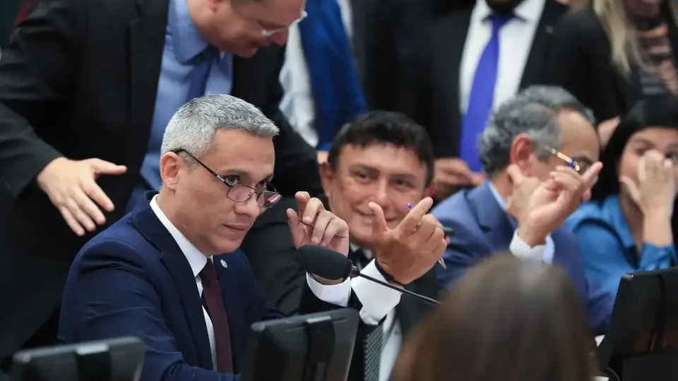Decisão foi tomada com 268 votos a favor e 167 contra; parlamentar é acusado de calúnia e difamação.
