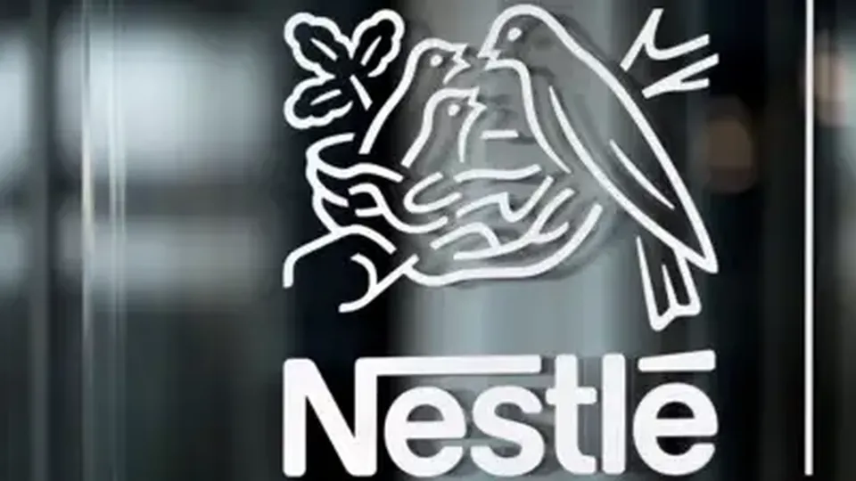 A gigante alimentícia Nestlé, sob nova liderança, planeja demitir 16.000 funcionários nos próximos dois anos.